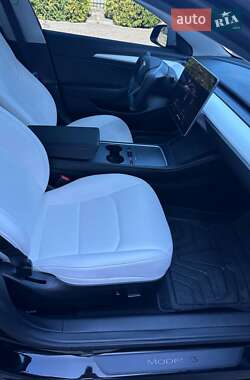 Седан Tesla Model 3 2023 в Луцке