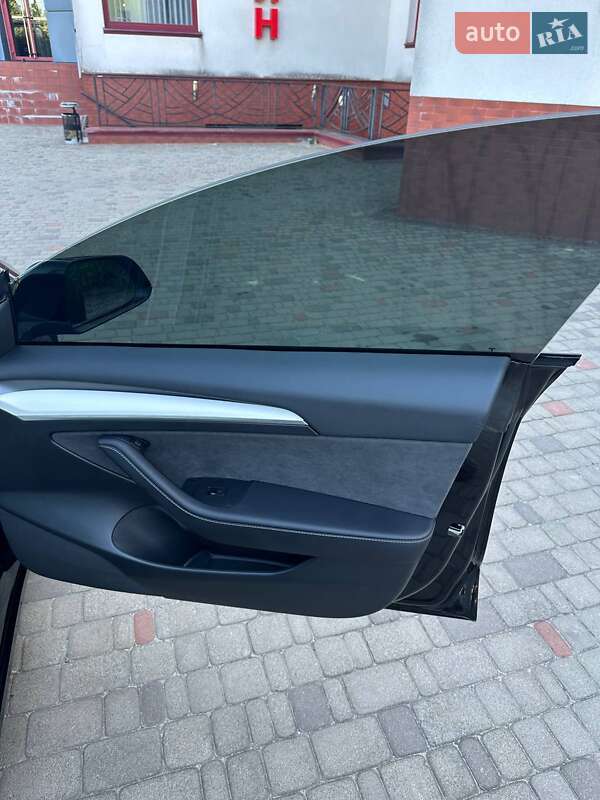 Седан Tesla Model 3 2023 в Луцьку