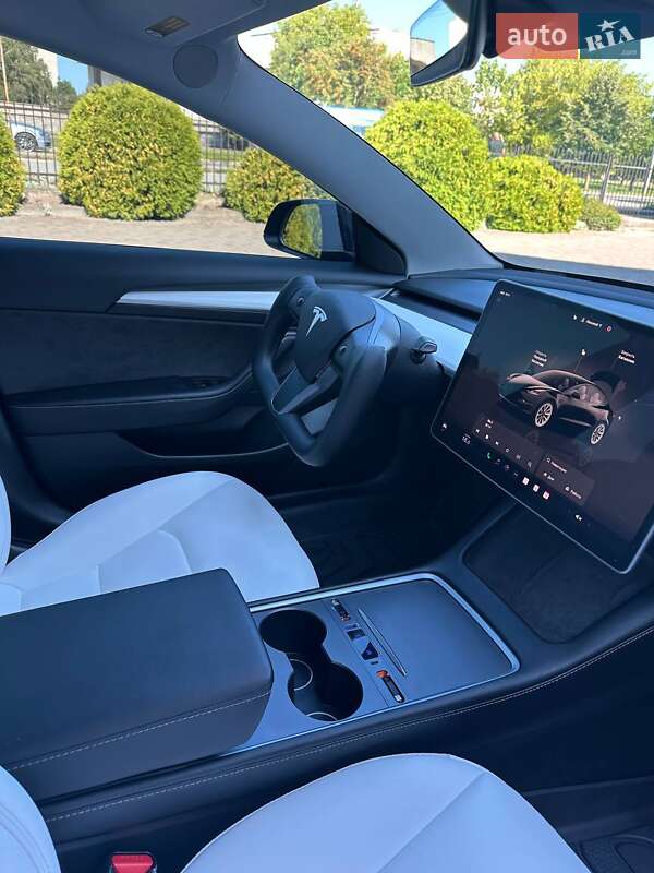 Седан Tesla Model 3 2023 в Луцке