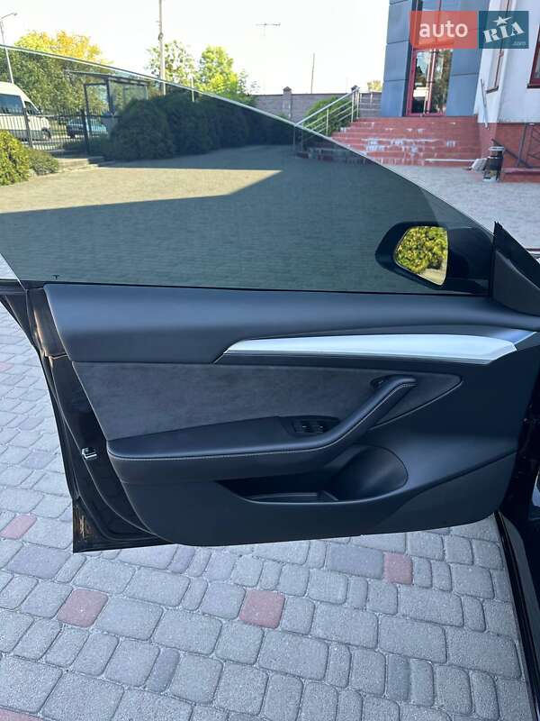 Седан Tesla Model 3 2023 в Луцьку