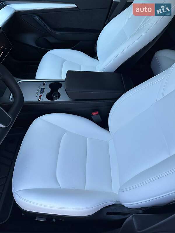 Седан Tesla Model 3 2023 в Луцьку