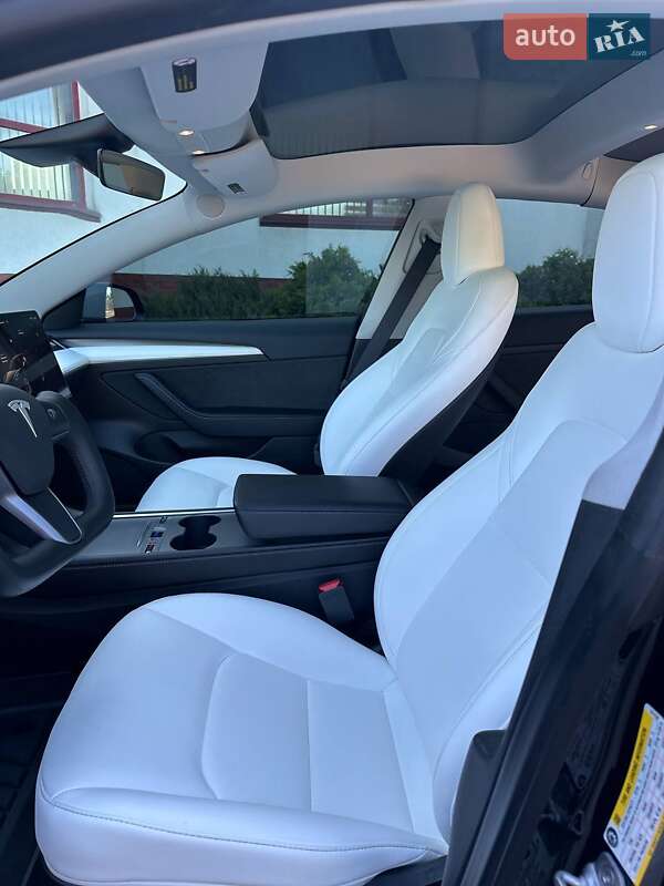 Седан Tesla Model 3 2023 в Луцьку