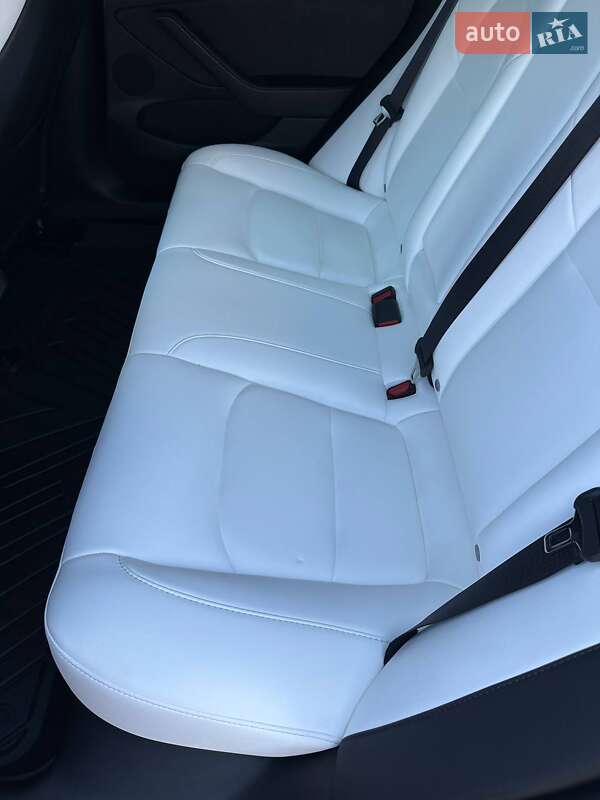 Седан Tesla Model 3 2023 в Луцьку