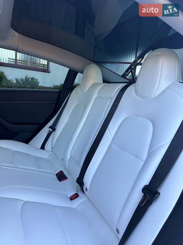 Седан Tesla Model 3 2023 в Луцьку