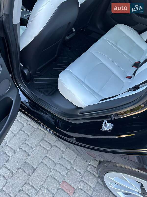 Седан Tesla Model 3 2023 в Луцке