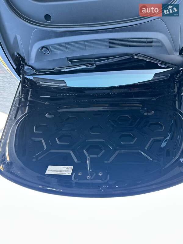 Седан Tesla Model 3 2023 в Луцьку