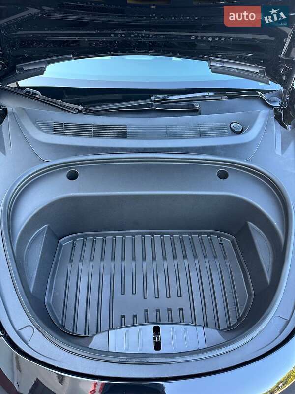 Седан Tesla Model 3 2023 в Луцьку