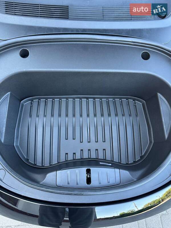 Седан Tesla Model 3 2023 в Луцьку