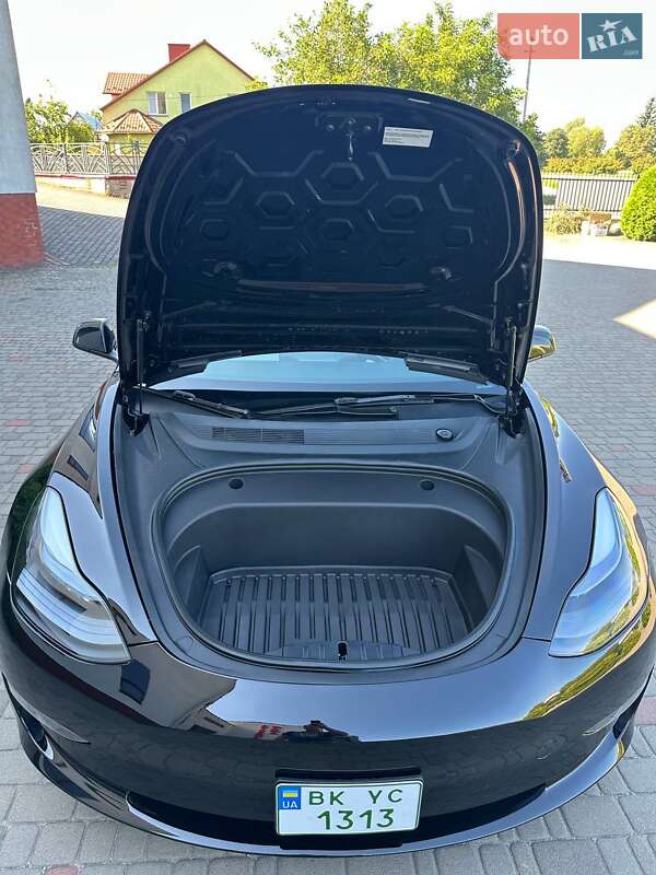 Седан Tesla Model 3 2023 в Луцьку