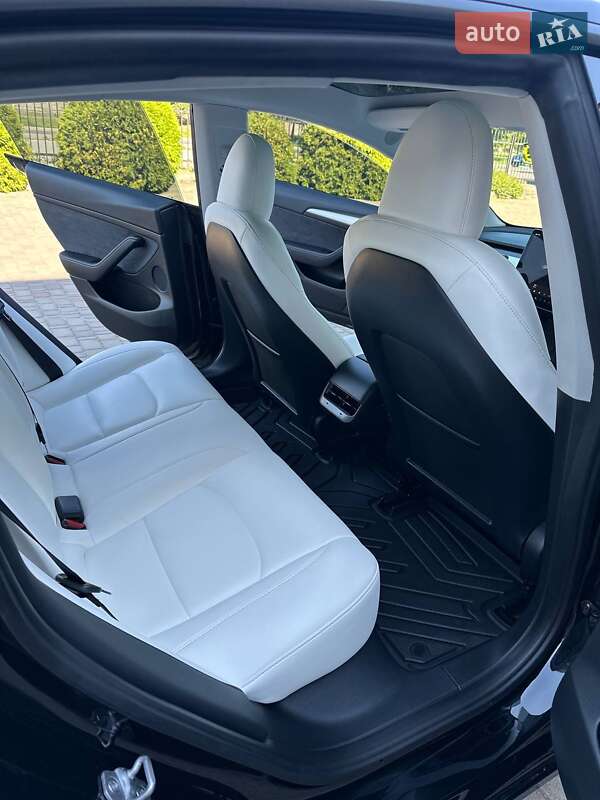 Седан Tesla Model 3 2023 в Луцьку