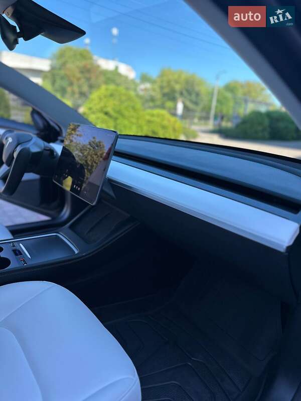 Седан Tesla Model 3 2023 в Луцьку