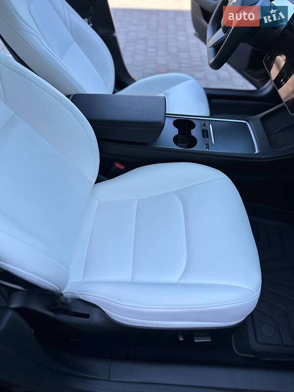 Седан Tesla Model 3 2023 в Луцьку