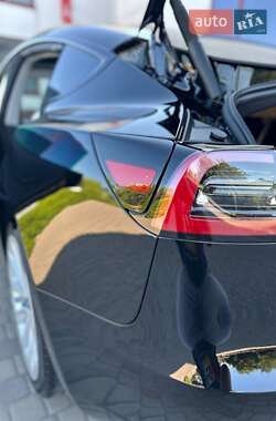 Седан Tesla Model 3 2023 в Луцьку