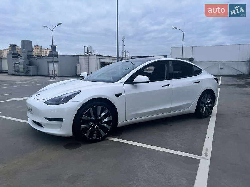 Седан Tesla Model 3 2022 в 