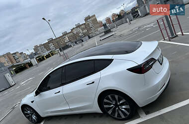 Седан Tesla Model 3 2022 в 