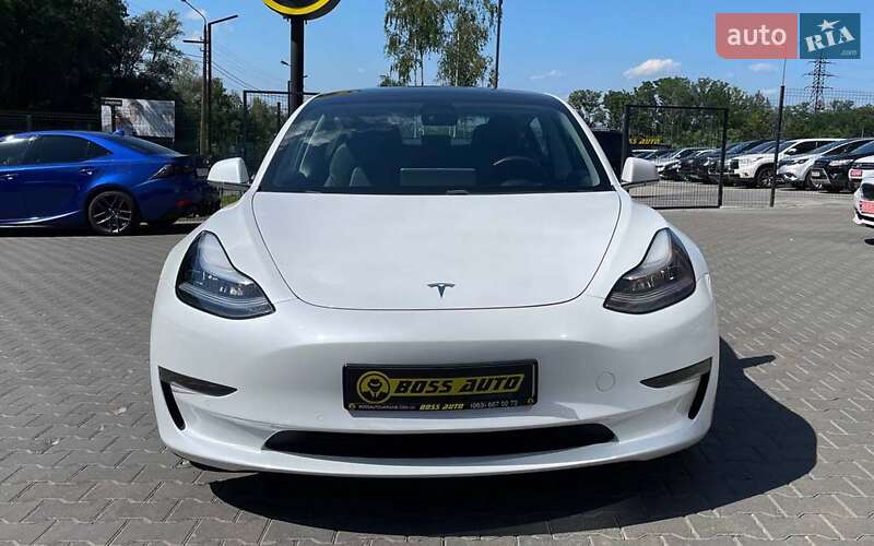 Седан Tesla Model 3 2020 в Чернівцях