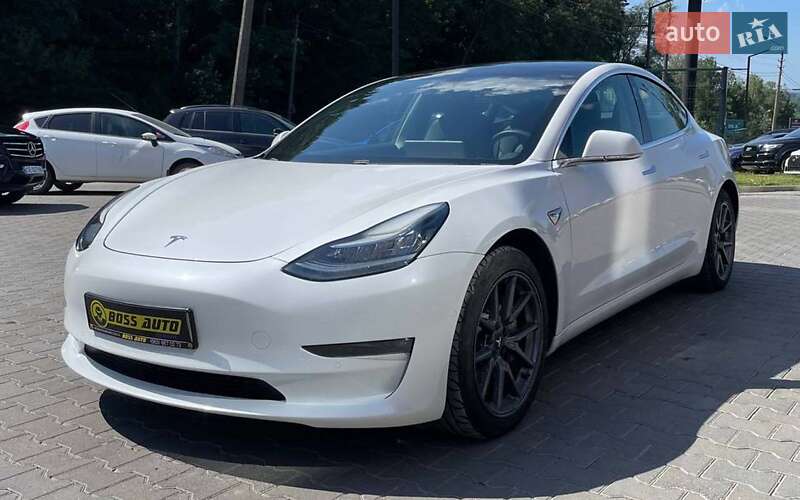 Седан Tesla Model 3 2020 в Чернівцях