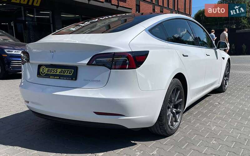 Седан Tesla Model 3 2020 в Чернівцях
