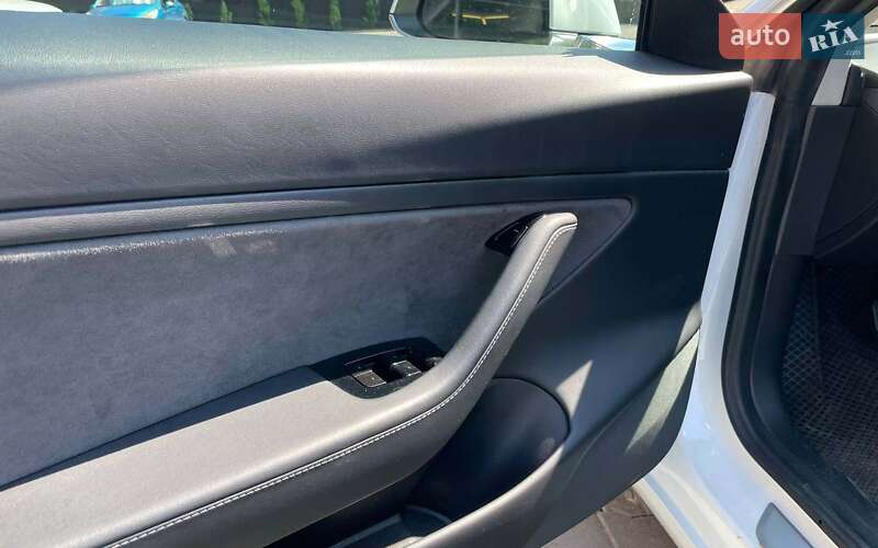 Седан Tesla Model 3 2020 в Чернівцях