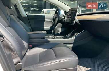 Седан Tesla Model 3 2020 в Чернівцях