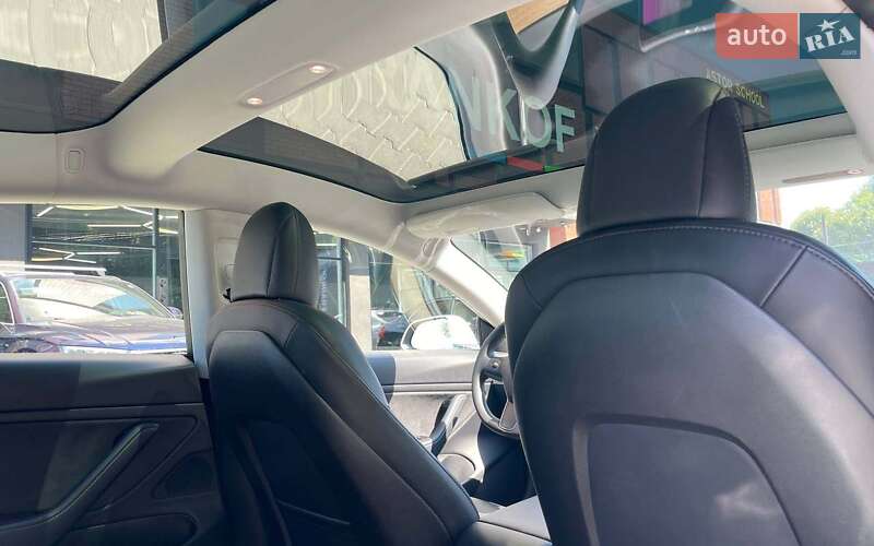 Седан Tesla Model 3 2020 в Чернівцях
