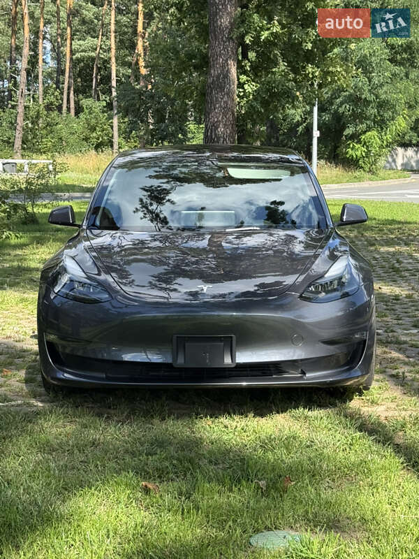Седан Tesla Model 3 2023 в 
