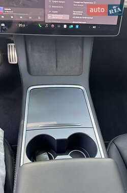 Седан Tesla Model 3 2023 в 