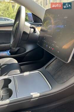 Седан Tesla Model 3 2023 в 