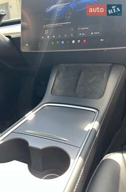 Седан Tesla Model 3 2023 в 
