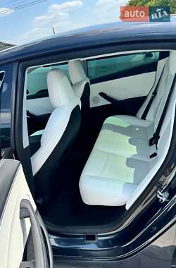 Седан Tesla Model 3 2024 в 