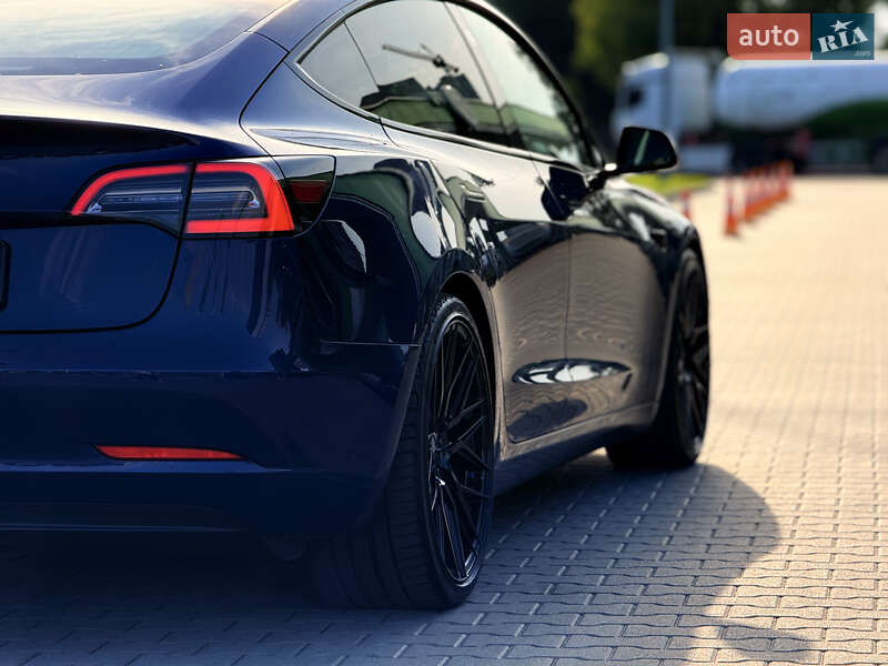 Седан Tesla Model 3 2019 в Житомирі