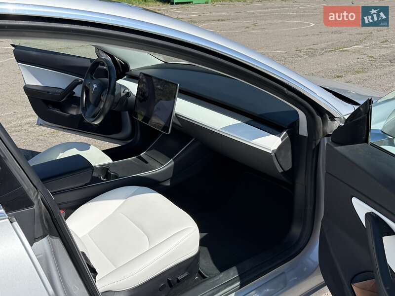 Седан Tesla Model 3 2018 в Рівному