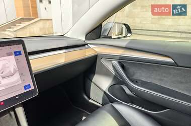 Седан Tesla Model 3 2022 в 