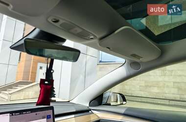 Седан Tesla Model 3 2022 в 