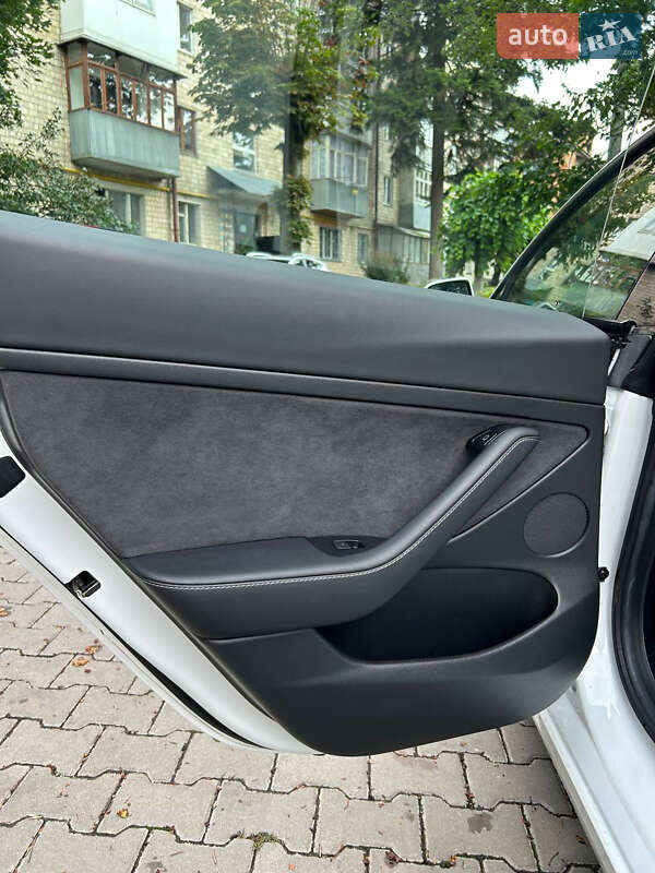 Седан Tesla Model 3 2021 в Черновцах