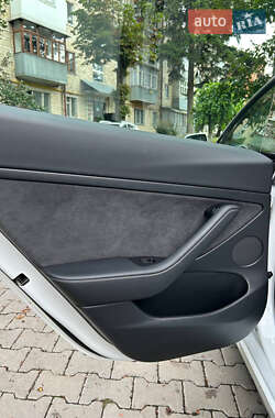 Седан Tesla Model 3 2021 в 