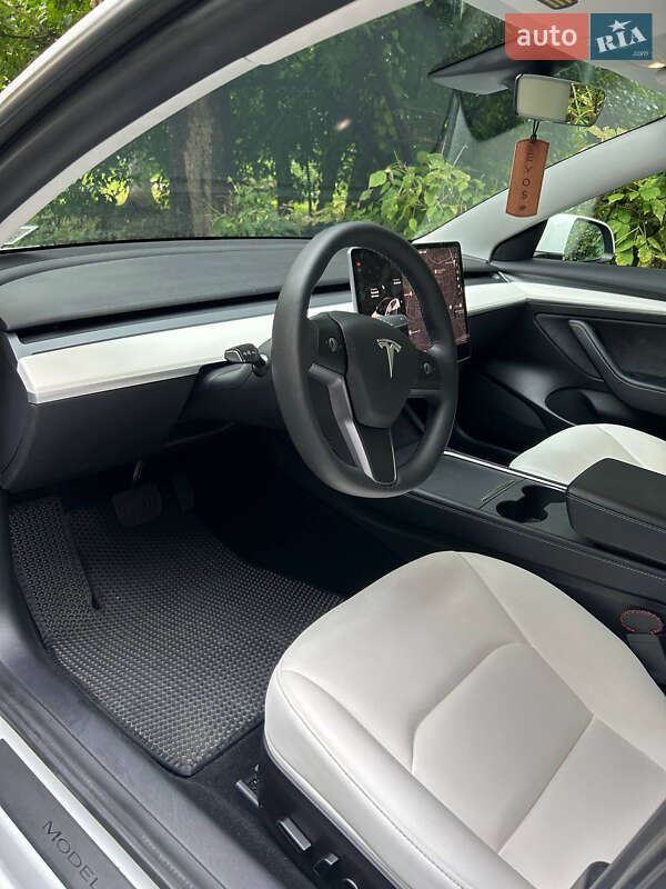 Седан Tesla Model 3 2021 в Черновцах