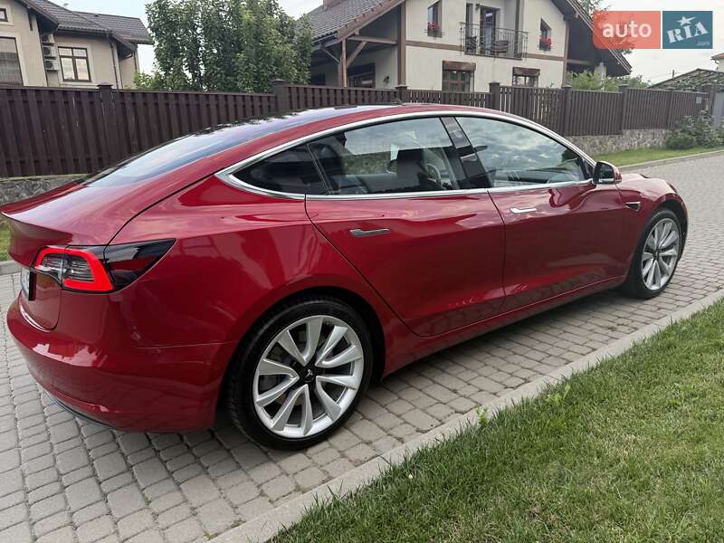 Седан Tesla Model 3 2018 в Львове