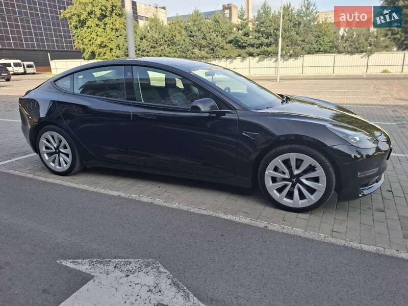 Седан Tesla Model 3 2023 в 