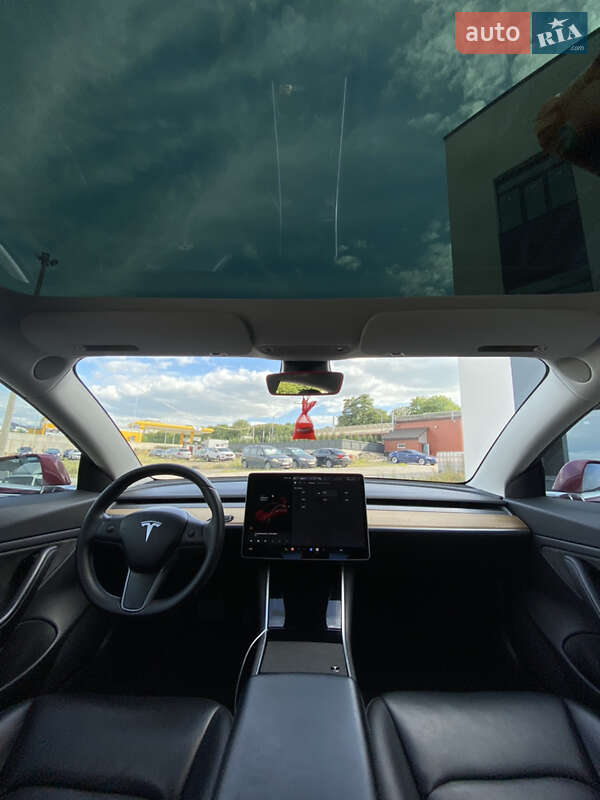 Седан Tesla Model 3 2019 в Ровно