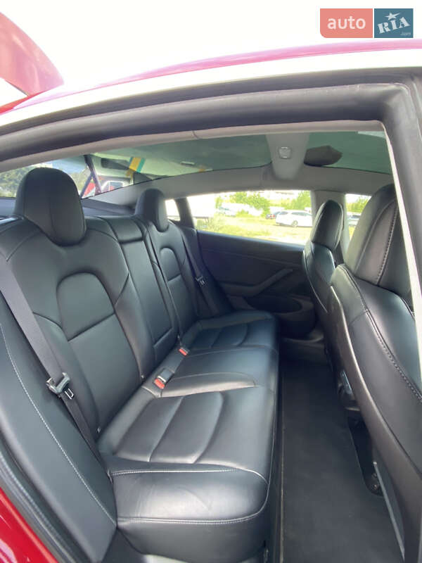 Седан Tesla Model 3 2019 в Ровно
