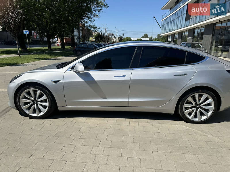 Седан Tesla Model 3 2018 в Ужгороде