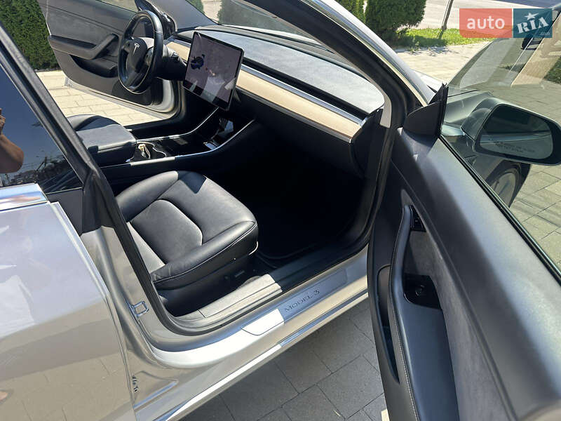 Седан Tesla Model 3 2018 в Ужгороде