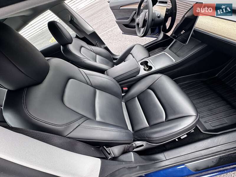 Седан Tesla Model 3 2021 в Львове
