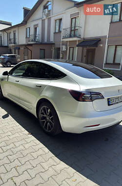 Седан Tesla Model 3 2022 в 