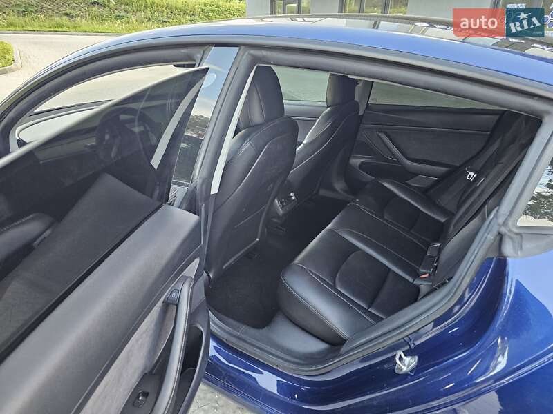 Седан Tesla Model 3 2021 в Львове