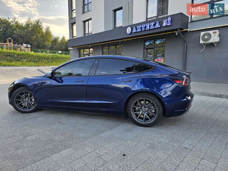 Седан Tesla Model 3 2021 в Львове