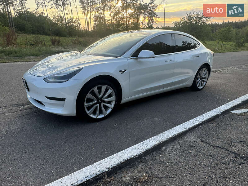 Седан Tesla Model 3 2020 в Черкасах