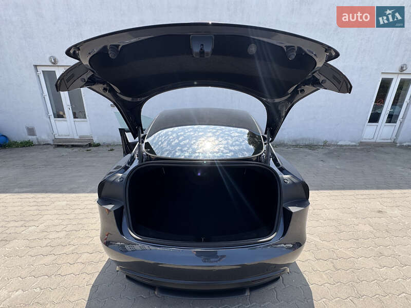 Седан Tesla Model 3 2024 в Львові