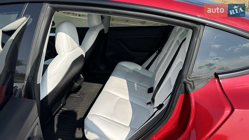 Седан Tesla Model 3 2022 в Жовкві